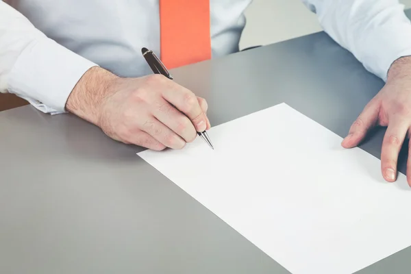 Close up van zakenman hand die voornemens is om een document, verzoekschrift of vordering te schrijven. Een concept van het opstellen van documentatieproces. Ondertekening van het juridische document. — Stockfoto