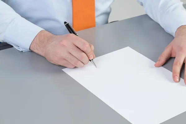 Detailní záběr podnikatel je ruka v úmyslu napsat dokument, petici nebo tvrzení. Koncepce přípravy dokumentace procesu. Podepsání právní dokument. — Stock fotografie