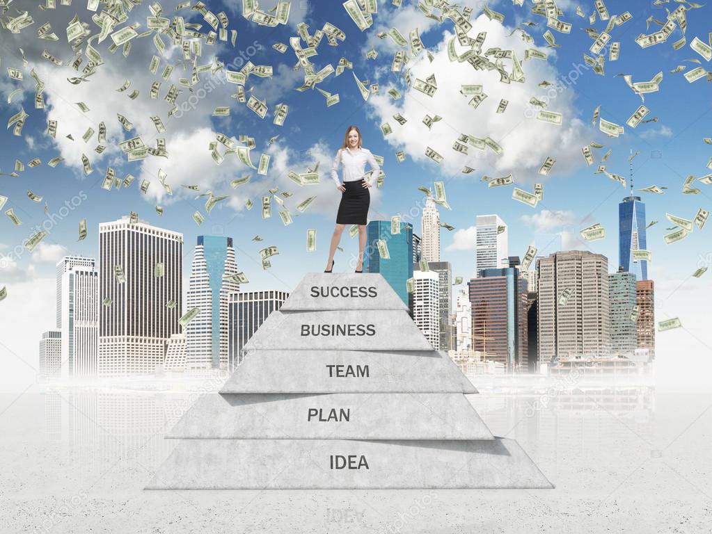 La exitosa dama de negocios está en la cima de la pirámide de