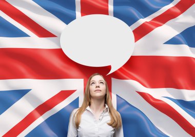 Güzel kadın ve başının üstünde boş konuşma balonu. Arka plan olarak Büyük Britanya bayrağı.