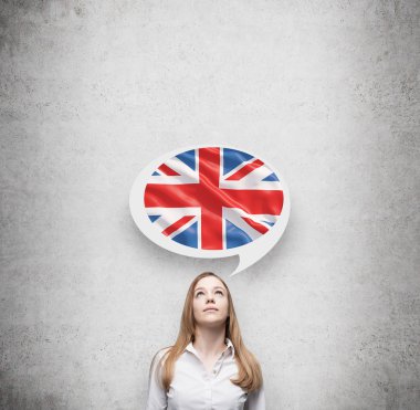 Güzel kadın ve düşünce balonu büyük Britanya bayrağı ile başının üstünde. Beton arka plan.