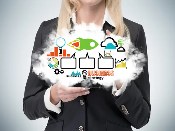 Κυρία επιχειρήσεων κρατά ένα σύννεφο με την επιχειρηματική στρατηγική διάγραμμα ροής. Εικόνες πολύχρωμες επιχειρήσεων. — Φωτογραφία Αρχείου