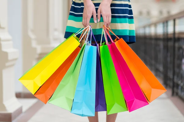 Frau mit bunten Einkaufstüten im Einkaufszentrum. — Stockfoto