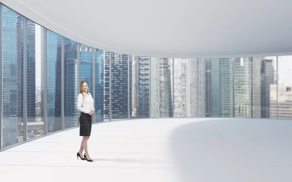 Ganzkörperporträt einer schönen Geschäftsfrau in einem zeitgenössischen Büro eines Beratungsunternehmens mit einmaliger Aussicht. — Stockfoto