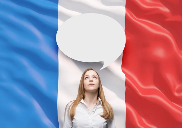 Bella donna e la bolla del discorso vuota sopra la testa. Bandiera francese come sfondo . — Foto Stock