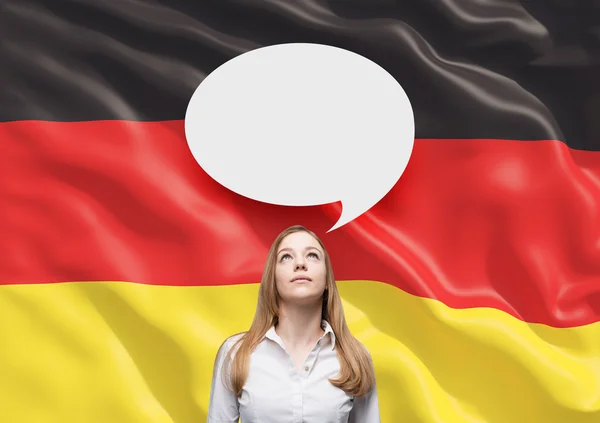 Hermosa mujer y el discurso en blanco burbuja por encima de la cabeza. Bandera alemana como fondo . —  Fotos de Stock