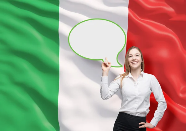 Frau zeigt auf die leere Sprechblase. Italienische Flagge als Hintergrund. — Stockfoto