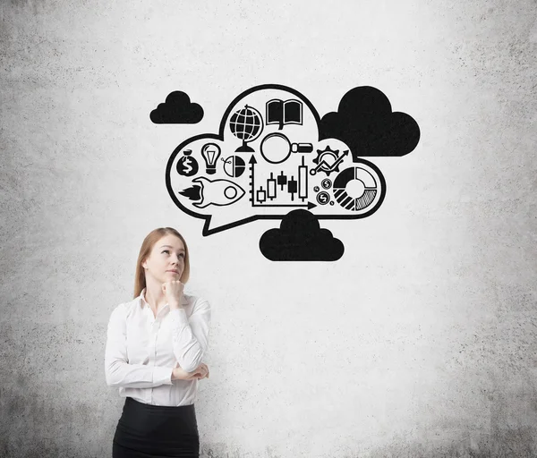 Молода бізнес-леді думає про розширення бізнес-ідеї. Намальовані бізнес-іконки та хмари на стіні . — стокове фото