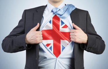 gömlek yırtılma bir adam. Büyük Britanya bayrağı göğüs.