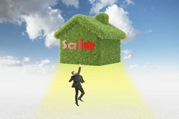 Un agent immobilier confiant vient de vendre une maison. décollage maison et homme d'affaires . — Photo