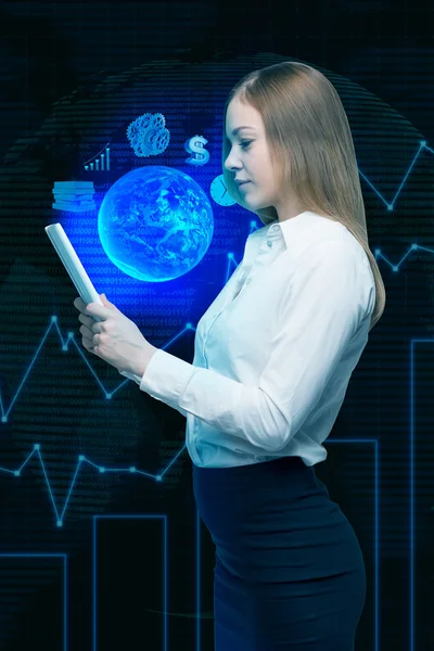 Seorang wanita memegang dokumen digital dengan proyeksi hologram dari konten. Globe, tanda dolar dan grafik . — Stok Foto