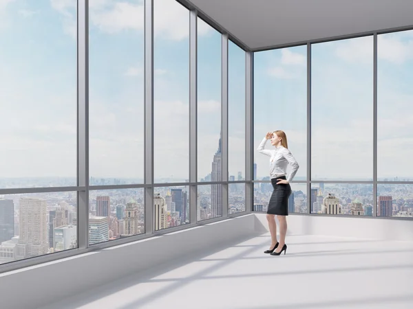 Full length business lady looks at the financial district in New York city. Panoramic contemporary office. — Stok fotoğraf