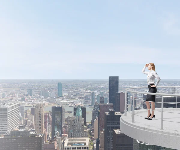 Senhora de negócios olha para a cidade de Nova York em pé no topo do terraço arranha-céus . — Fotografia de Stock