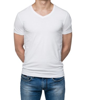 Beyaz bir t-shirt erkekte vücut görünümü kapatın. elleri arkasından çarpı işareti vardır. Beyaz arka plan üzerinde izole.