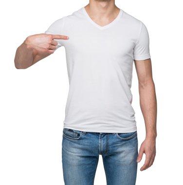 boş bir t-shirt üzerine onun parmak işaret eden birinin yakın çekim. Beyaz arka plan üzerinde izole.