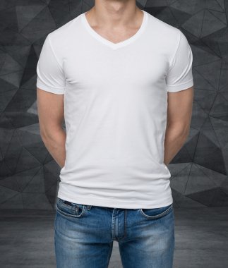 Beyaz bir t-shirt erkekte vücut görünümü kapatın. elleri arkasından çarpı işareti vardır. çağdaş office arka plan.