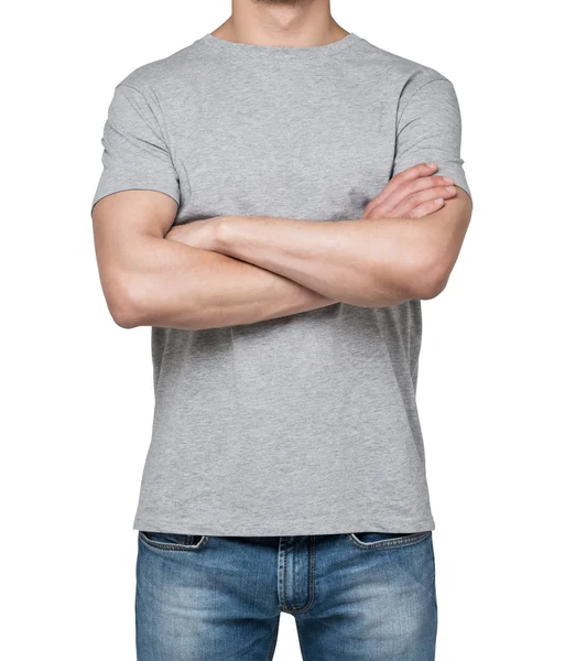 Człowiek sobie szary t-shirt z skrzyżowane ręce, na białym tle. — Zdjęcie stockowe