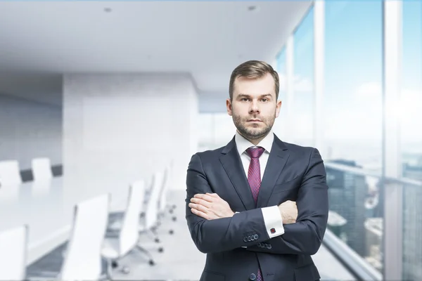 CEO with crossed hands in the modern conference room. A concept of successful business. Panoramic office, New York City view. — Stock fotografie