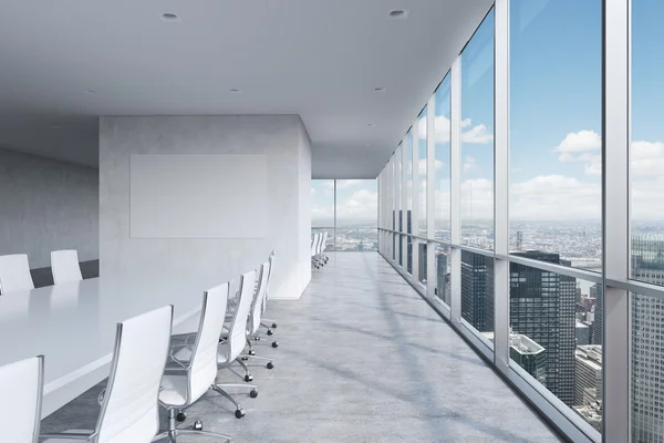 Sala de conferências panorâmica moderna. Uma mesa retangular branca e cadeiras ao seu redor. Nova Iorque vista . — Fotografia de Stock