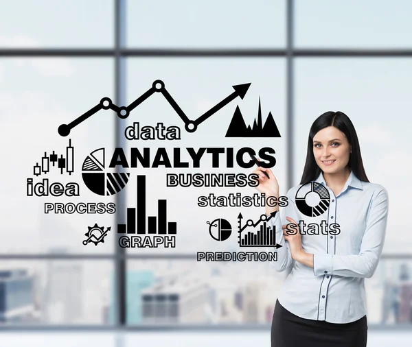 Retrato de una mujer sonriente que señala el esquema de optimización del negocio. Un esquema del proceso de negocio en la pantalla de vidrio. Oficina panorámica de Nueva York como fondo . —  Fotos de Stock