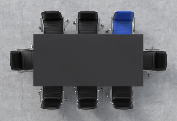 Vue du dessus d'une salle de conférence. Une table rectangulaire noire et huit chaises autour, l'une d'elles est bleue. Intérieur de bureau. rendu 3D . — Photo