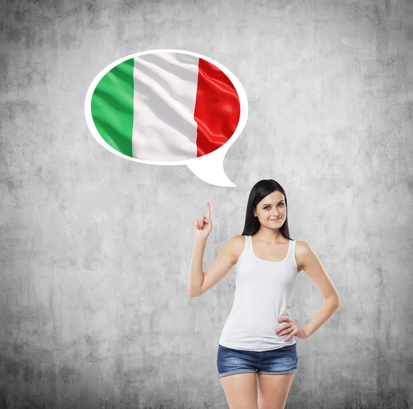 Schöne Frau zeigt auf die Gedankenblase mit italienischer Flagge. Konkreter Hintergrund. — Stockfoto