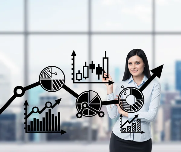 Portrait of smiling woman who points out the business optimisation scheme. A scheme of the business process on the glass screen. New York panoramic office as a background. — Stockfoto