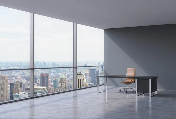Рабочее место в современном угловом панорамном офисе в Нью-Йорке, Манхэттен. Кожаное кресло и черный стол. Концепция финансовых консультационных услуг. 3D рендеринг . — стоковое фото