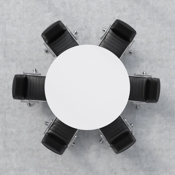 Vue de dessus d'une salle de conférence. Une table ronde blanche et six chaises autour. Intérieur de bureau. rendu 3D . — Photo