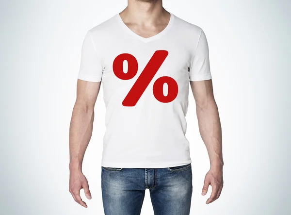 Nahaufnahme der Körpersicht des Mannes im weißen T-Shirt mit dem roten Prozentzeichen auf der Brust. Konzept des Verkaufs. blauer Hintergrund. — Stockfoto