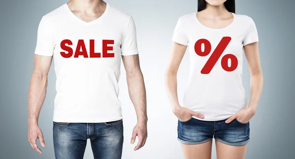 Feche os corpos de homem e mulher em camisetas brancas com o sinal de porcentagem vermelha e a palavra "venda" no peito. Fundo azul . — Fotografia de Stock