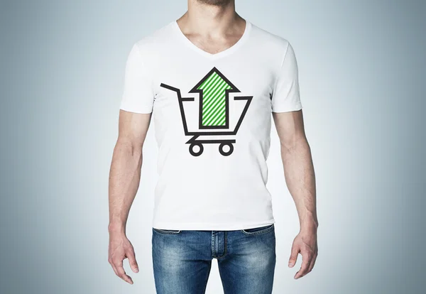 Gros plan d'un homme en t-shirt blanc avec un croquis de la flèche verte et du panier. Un concept d'augmentation du pouvoir d'achat — Photo