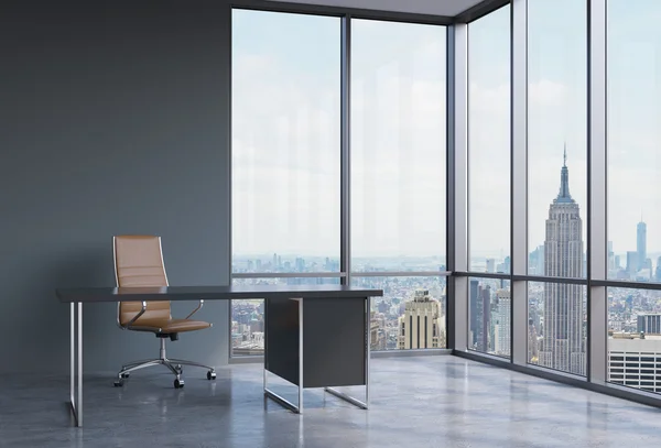 A workplace in a modern corner panoramic office in New York, Manhattan. A brown leather chair and a black table. A concept of financial consulting services. 3D rendering. — Stock fotografie