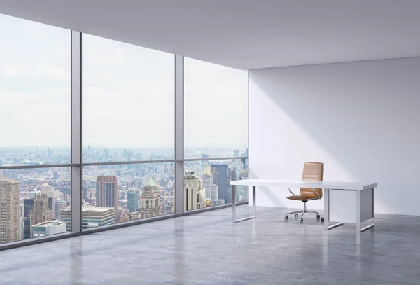 Рабочее место в современном угловом панорамном офисе в Нью-Йорке, Манхэттен. Коричневое кожаное кресло и белый стол. Концепция финансовых консультационных услуг. 3D рендеринг . — стоковое фото