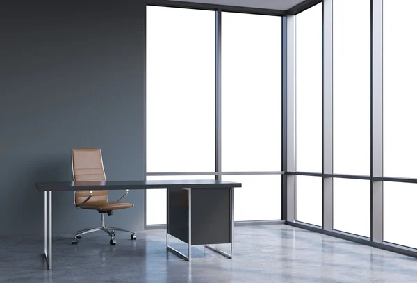 Un lugar de trabajo en una oficina panorámica esquina moderna, espacio de copia en las ventanas. Una silla de cuero marrón y una mesa negra. Concepto de servicios de asesoría financiera. Renderizado 3D . — Foto de Stock