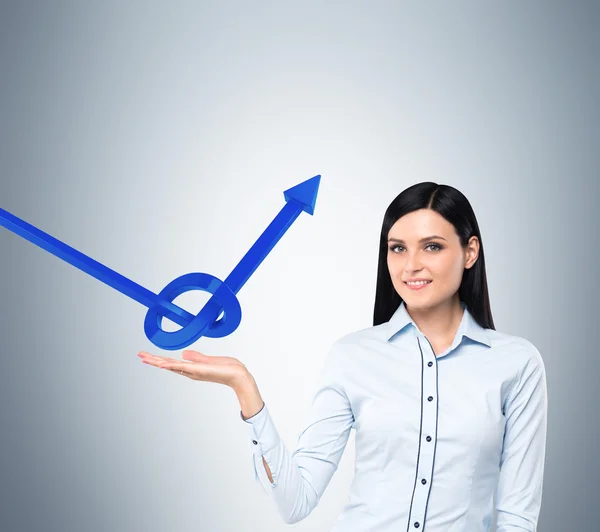 Brunette business woman holds a knot from a blue arrow — Stockfoto