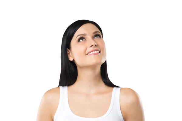 Um retrato de uma senhora morena sonhadora em um top de tanque branco. Isolados . — Fotografia de Stock