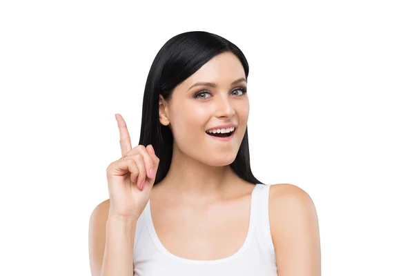 Um retrato de uma senhora morena espantada em um top de tanque branco. Isolados . — Fotografia de Stock