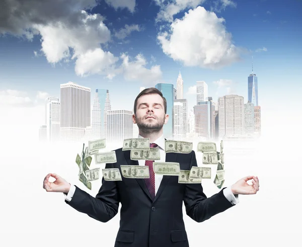 Meditierende Geschäftsleute und fliegende Dollarnoten zwischen seinen Händen. eine Skizze von New York City im Hintergrund. — Stockfoto