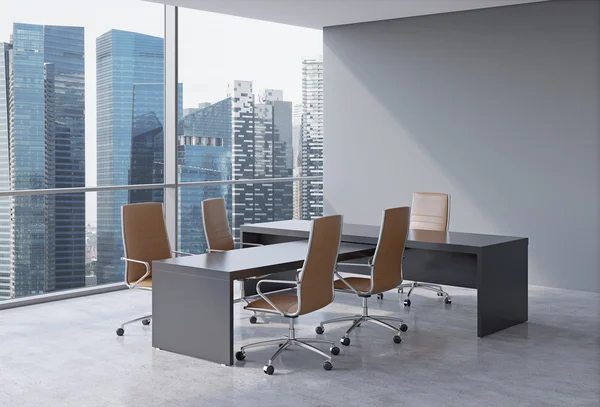 Modernes Bürointerieur mit riesigen Fenstern und Wolkenkratzerpanorama. braunes Leder auf den Stühlen und einem schwarzen Tisch. ein Konzept der Ceo-Arbeitsplätze. 3D-Darstellung. — Stockfoto