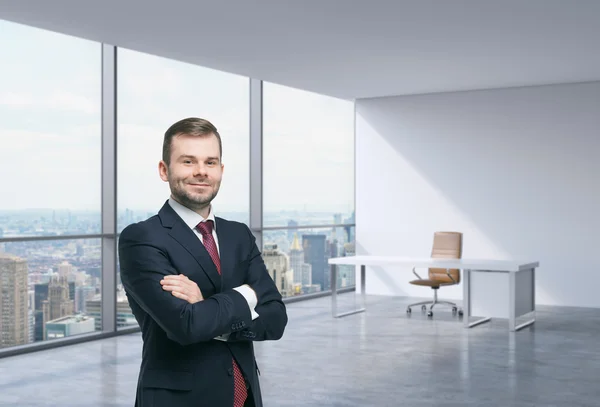 Egy jóképű üzletember egy munkahelyen, a modern panoráma irodája New Yorkban, Manhattan. A pénzügyi tanácsadás fogalma. — Stock Fotó
