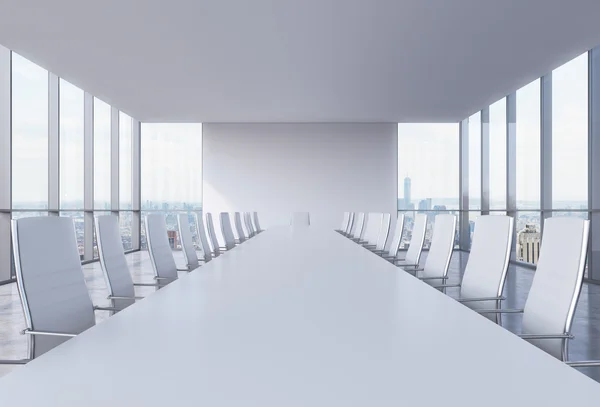 Sala conferenze panoramica in un moderno ufficio a New York. Sedie bianche e un tavolo bianco. Rendering 3D . — Foto Stock