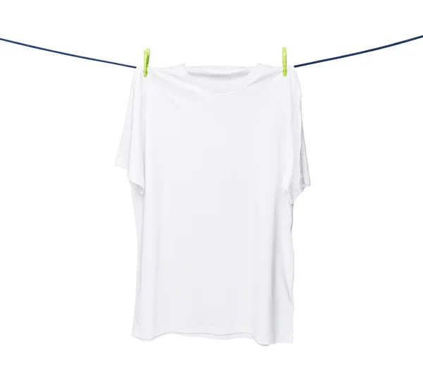 Primo piano di una t-shirt bianca sulla corda. Isolato su sfondo bianco . — Foto Stock