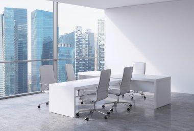 Büyük windows ve Singapur panoramik manzaralı modern ofis iç. Beyaz deri sandalyeler ve beyaz bir masa. Ceo işyeri kavramı. 3D render.