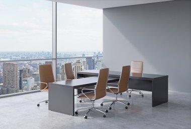 Büyük pencereler ve New York panoramik manzarası ile modern ofis iç. Kahverengi deri sandalyeler ve siyah bir masa. Ceo işyeri kavramı. 3D render.