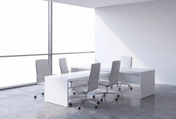 Modern irodai belső, hatalmas ablakokkal és cope hely panorámás kilátással. Fehér bőr, a szék, és egy fehér asztal. Egy fogalom, vezérigazgatója munkahely. 3D-leképezés. — Stock Fotó