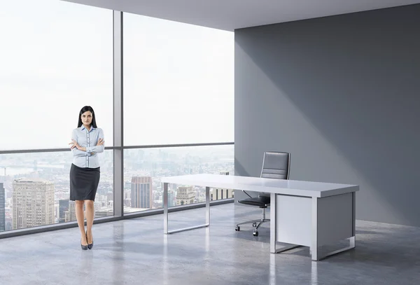 Comprimento total de uma mulher de negócios morena em um local de trabalho no escritório panorâmico moderno em Nova York, Manhattan. Um conceito de serviços de consultoria financeira . — Fotografia de Stock