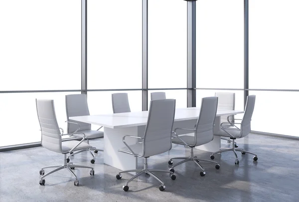 Salle de conférence panoramique dans un bureau moderne, vue sur l'espace de copie depuis les fenêtres. Des chaises blanches et une table blanche. rendu 3D . — Photo