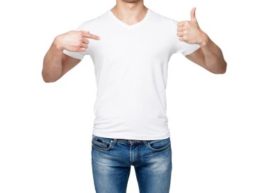 Boş bir t-shirt ve başparmak yukarıya için onun parmak işaret eden birinin yakın çekim. İzole.