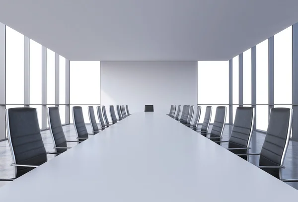 Sala de conferências panorâmica no escritório moderno, copie a vista do espaço das janelas. Cadeiras de couro preto e uma mesa branca. Renderização 3D . — Fotografia de Stock
